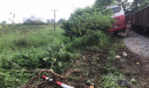 Tàu hỏa đâm ngang hông xe 45 chỗ chở học sinh - Ảnh 1. Tàu hỏa đâm ngang hông xe 45 chỗ chở học sinh - Ảnh 1.