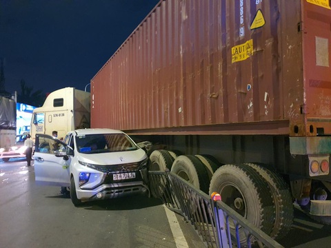 Xe container mất lái húc dải phân cách, gây tai nạn liên hoàn gần chợ Bà Chiểu - Ảnh 1. Xe container mất lái húc dải phân cách, gây tai nạn liên hoàn gần chợ Bà Chiểu - Ảnh 1.