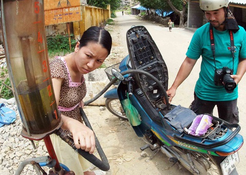 Kể từ tháng 10, bán hàng xách tay có thể bị phạt nặng - Ảnh 1. Kể từ tháng 10, bán hàng xách tay có thể bị phạt nặng - Ảnh 1.