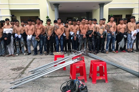 59 người xông vô đâm chém nhau, cởi áo ra toàn xăm trổ - Ảnh 1. 59 người xông vô đâm chém nhau, cởi áo ra toàn xăm trổ - Ảnh 1.