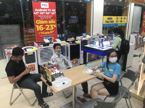 MobiFone mất kết nối, nhiều người không biết mang điện thoại ra tiệm sửa - Ảnh 1. MobiFone mất kết nối, nhiều người không biết mang điện thoại ra tiệm sửa - Ảnh 1.
