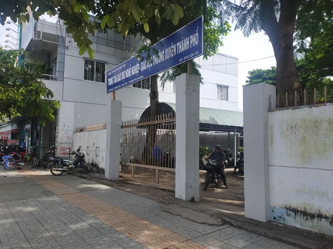 Đình chỉ học tập 4 nữ sinh đánh nhau rồi phát tán video lên mạng - Ảnh 2. Đình chỉ học tập 4 nữ sinh đánh nhau rồi phát tán video lên mạng - Ảnh 2.