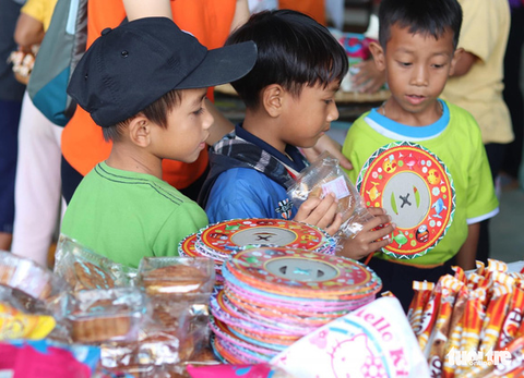 Trẻ em nghèo vui nhận bánh trung thu do sinh viên làm - Ảnh 5. Trẻ em nghèo vui nhận bánh trung thu do sinh viên làm - Ảnh 5.