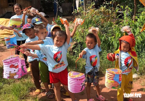 Trẻ em nghèo vui nhận bánh trung thu do sinh viên làm - Ảnh 1. Trẻ em nghèo vui nhận bánh trung thu do sinh viên làm - Ảnh 1.