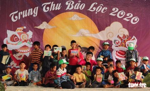 Trẻ em nghèo vui nhận bánh trung thu do sinh viên làm - Ảnh 6. Trẻ em nghèo vui nhận bánh trung thu do sinh viên làm - Ảnh 6.