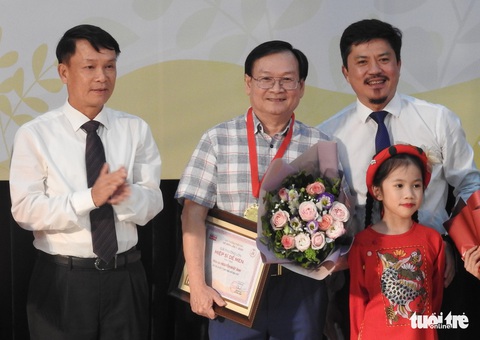 Con trai 12 tuổi của Nguyễn Ngọc Tư nhận giải thưởng văn chương Khát vọng Dế mèn - Ảnh 2. Con trai 12 tuổi của Nguyễn Ngọc Tư nhận giải thưởng văn chương Khát vọng Dế mèn - Ảnh 2.