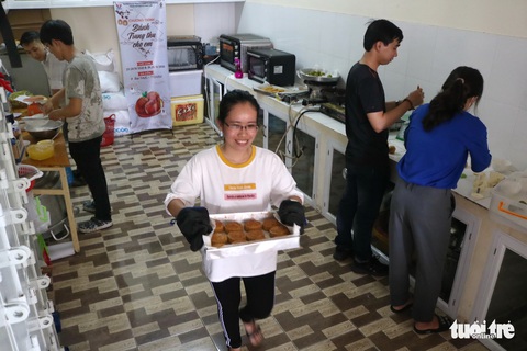Trẻ em nghèo vui nhận bánh trung thu do sinh viên làm - Ảnh 2. Trẻ em nghèo vui nhận bánh trung thu do sinh viên làm - Ảnh 2.