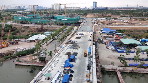 Cầu Thủ Thiêm 2 chơ vơ giữa sông Sài Gòn do vướng giải tỏa - Ảnh 2. Cầu Thủ Thiêm 2 chơ vơ giữa sông Sài Gòn do vướng giải tỏa - Ảnh 2.