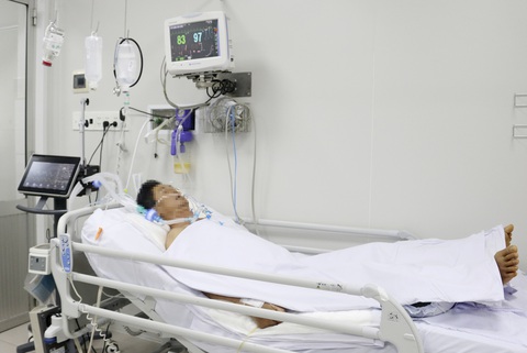 Bệnh nhân ngộ độc pate Minh Chay tại Bệnh viện Chợ Rẫy... sụp mi mắt hoàn toàn - Ảnh 1. Bệnh nhân ngộ độc pate Minh Chay tại Bệnh viện Chợ Rẫy... sụp mi mắt hoàn toàn - Ảnh 1.