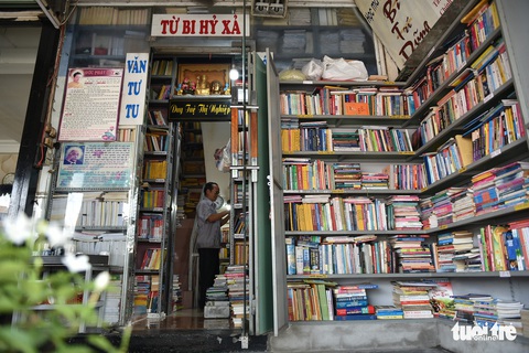 Tiệm sách miễn phí giữa Sài Gòn thu hút từ trẻ nhỏ đến người già - Ảnh 1. Tiệm sách miễn phí giữa Sài Gòn thu hút từ trẻ nhỏ đến người già - Ảnh 1.