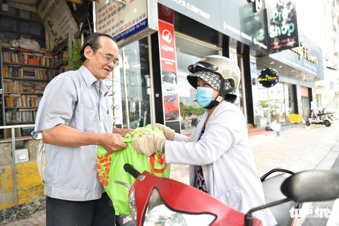 Tiệm sách miễn phí giữa Sài Gòn thu hút từ trẻ nhỏ đến người già - Ảnh 7. Tiệm sách miễn phí giữa Sài Gòn thu hút từ trẻ nhỏ đến người già - Ảnh 7.