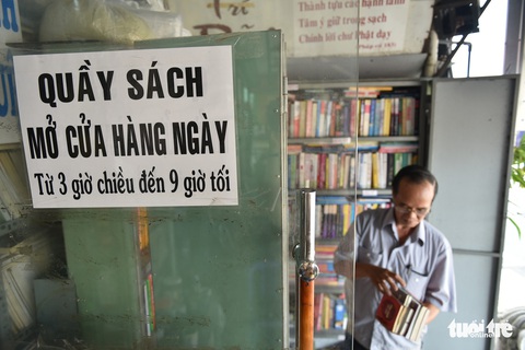 Tiệm sách miễn phí giữa Sài Gòn thu hút từ trẻ nhỏ đến người già - Ảnh 2. Tiệm sách miễn phí giữa Sài Gòn thu hút từ trẻ nhỏ đến người già - Ảnh 2.