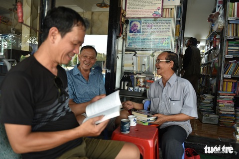 Tiệm sách miễn phí giữa Sài Gòn thu hút từ trẻ nhỏ đến người già - Ảnh 4. Tiệm sách miễn phí giữa Sài Gòn thu hút từ trẻ nhỏ đến người già - Ảnh 4.