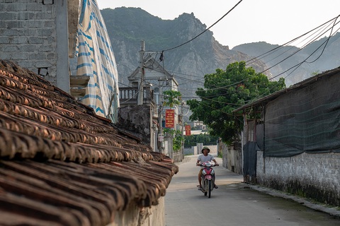Nhọc nhằn đời phu đá - Kỳ 4: Xóm đá có 8 nấm mộ phu - Ảnh 1. Nhọc nhằn đời phu đá - Kỳ 4: Xóm đá có 8 nấm mộ phu - Ảnh 1.