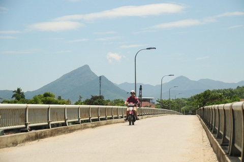 Nông Sơn, cây cầu nghĩa tình của bạn đọc trên bến Cà Tang - Ảnh 1. Nông Sơn, cây cầu nghĩa tình của bạn đọc trên bến Cà Tang - Ảnh 1.