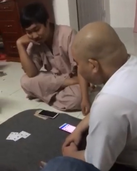 Công an đang xác minh thông tin thầy chùa ‘tổ chức đánh bài, chọn trai’ - Ảnh 1. Công an đang xác minh thông tin thầy chùa ‘tổ chức đánh bài, chọn trai’ - Ảnh 1.