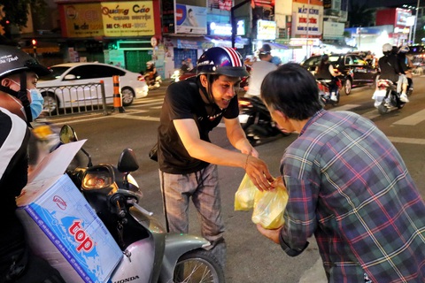 Nhóm bạn trẻ tận dụng thời gian rảnh đi làm từ thiện - Ảnh 1. Nhóm bạn trẻ tận dụng thời gian rảnh đi làm từ thiện - Ảnh 1.