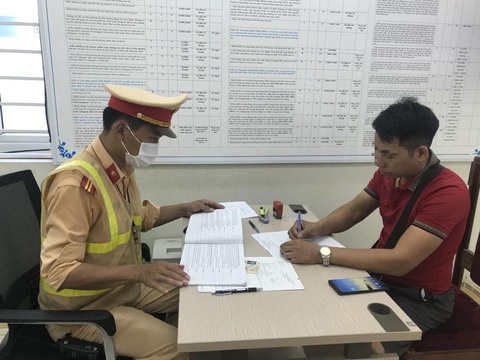 Tài xế xe khách quay đầu trên cao tốc bị phạt 7 triệu - Ảnh 1. Tài xế xe khách quay đầu trên cao tốc bị phạt 7 triệu - Ảnh 1.