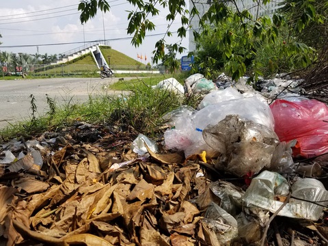 Rác bủa vây khu đô thị Đại học Quốc gia TP.HCM - Ảnh 5. Rác bủa vây khu đô thị Đại học Quốc gia TP.HCM - Ảnh 5.