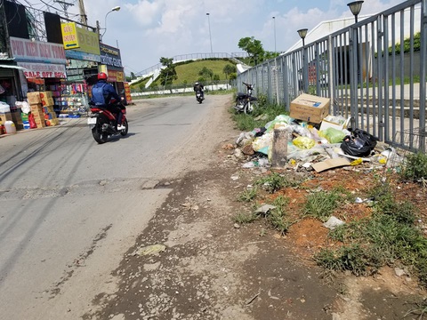 Rác bủa vây khu đô thị Đại học Quốc gia TP.HCM - Ảnh 4. Rác bủa vây khu đô thị Đại học Quốc gia TP.HCM - Ảnh 4.