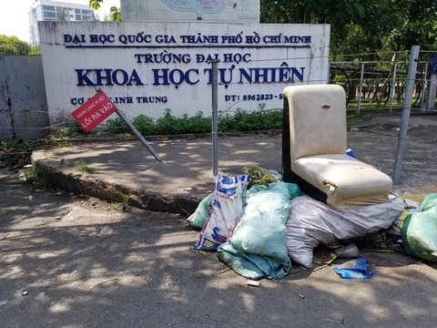 Rác bủa vây khu đô thị Đại học Quốc gia TP.HCM - Ảnh 1. Rác bủa vây khu đô thị Đại học Quốc gia TP.HCM - Ảnh 1.