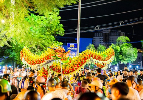 Người dân Huế nô nức ra đường xem múa lân sư rồng dịp tết Trung thu - Ảnh 3. Người dân Huế nô nức ra đường xem múa lân sư rồng dịp tết Trung thu - Ảnh 3.