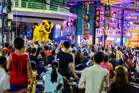 Người dân Huế nô nức ra đường xem múa lân sư rồng dịp tết Trung thu - Ảnh 1. Người dân Huế nô nức ra đường xem múa lân sư rồng dịp tết Trung thu - Ảnh 1.