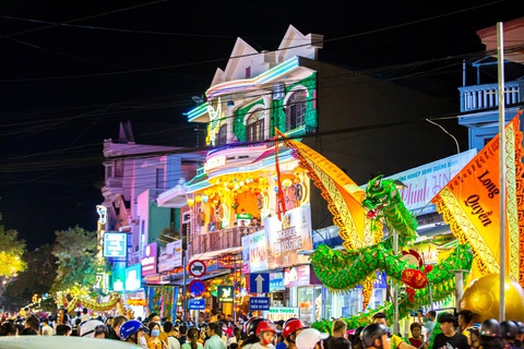 Người dân Huế nô nức ra đường xem múa lân sư rồng dịp tết Trung thu - Ảnh 2. Người dân Huế nô nức ra đường xem múa lân sư rồng dịp tết Trung thu - Ảnh 2.