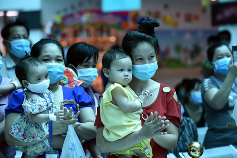 Trúc Nhi - Diệu Nhi đón Trung thu cùng hàng trăm bạn nhỏ - Ảnh 9. Trúc Nhi - Diệu Nhi đón Trung thu cùng hàng trăm bạn nhỏ - Ảnh 9.