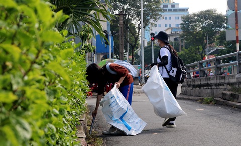 Theo chân bạn trẻ Sài Gòn ngày dọn rác, đêm đi phát quà Trung thu - Ảnh 1. Theo chân bạn trẻ Sài Gòn ngày dọn rác, đêm đi phát quà Trung thu - Ảnh 1.