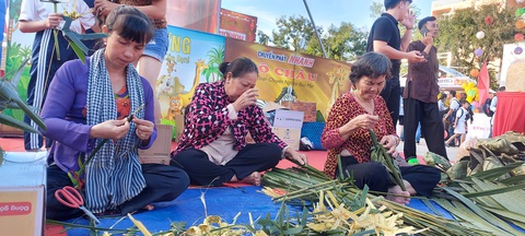 600 phần quà cho trẻ em nghèo TP Cần Thơ vui Tết Trung thu - Ảnh 2. 600 phần quà cho trẻ em nghèo TP Cần Thơ vui Tết Trung thu - Ảnh 2.