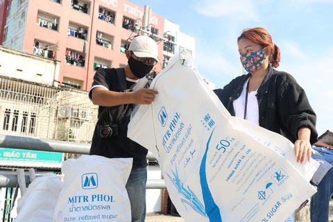 Theo chân bạn trẻ Sài Gòn ngày dọn rác, đêm đi phát quà Trung thu - Ảnh 2. Theo chân bạn trẻ Sài Gòn ngày dọn rác, đêm đi phát quà Trung thu - Ảnh 2.