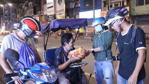 Theo chân bạn trẻ Sài Gòn ngày dọn rác, đêm đi phát quà Trung thu - Ảnh 3. Theo chân bạn trẻ Sài Gòn ngày dọn rác, đêm đi phát quà Trung thu - Ảnh 3.