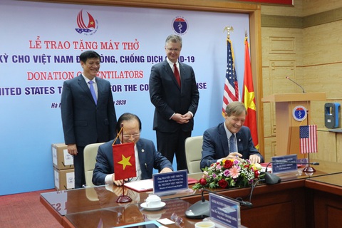100 máy thở Mỹ sẽ được lắp tại các bệnh viện công Việt Nam - Ảnh 1. 100 máy thở Mỹ sẽ được lắp tại các bệnh viện công Việt Nam - Ảnh 1.