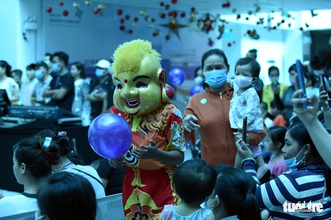 Trúc Nhi - Diệu Nhi đón Trung thu cùng hàng trăm bạn nhỏ - Ảnh 7. Trúc Nhi - Diệu Nhi đón Trung thu cùng hàng trăm bạn nhỏ - Ảnh 7.