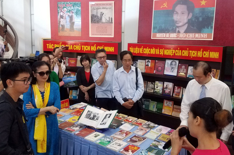 Trưng bày tư liệu về Chủ tịch Hồ Chí Minh và văn nghệ sĩ - Ảnh 1. Trưng bày tư liệu về Chủ tịch Hồ Chí Minh và văn nghệ sĩ - Ảnh 1.