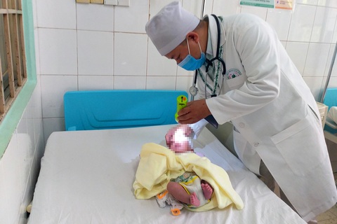 Mổ cứu bé sơ sinh bị thoát vị não chẩm hiếm gặp, không thể nằm ngửa - Ảnh 1. Mổ cứu bé sơ sinh bị thoát vị não chẩm hiếm gặp, không thể nằm ngửa - Ảnh 1.