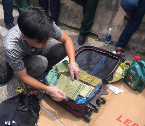 Công an nổ súng trên quốc lộ 1, bắt giữ vụ vận chuyển ma túy lớn - Ảnh 3. Công an nổ súng trên quốc lộ 1, bắt giữ vụ vận chuyển ma túy lớn - Ảnh 3.