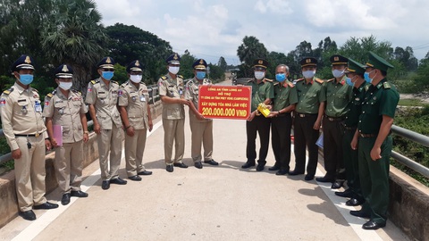 Công an Long An hỗ trợ Công an tỉnh PrayVeng 200 triệu đồng xây trụ sở - Ảnh 1. Công an Long An hỗ trợ Công an tỉnh PrayVeng 200 triệu đồng xây trụ sở - Ảnh 1.