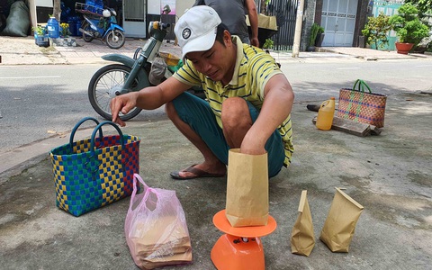 Hàng rong trĩu bước mưu sinh: Ế ẩm, nhưng mừng vì vẫn được bán - Ảnh 2. Hàng rong trĩu bước mưu sinh: Ế ẩm, nhưng mừng vì vẫn được bán - Ảnh 2.