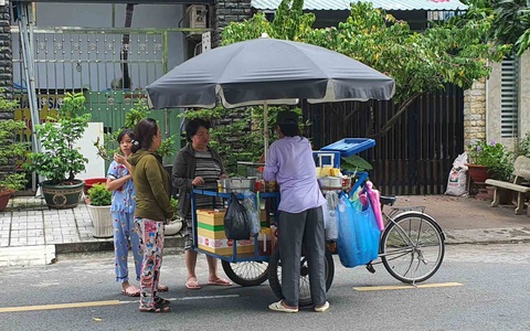 Hàng rong trĩu bước mưu sinh: Ế ẩm, nhưng mừng vì vẫn được bán - Ảnh 3. Hàng rong trĩu bước mưu sinh: Ế ẩm, nhưng mừng vì vẫn được bán - Ảnh 3.
