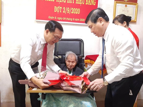 Chủ tịch UBND TP.HCM đến tận nhà trao huy hiệu cho đảng viên lão thành - Ảnh 1. Chủ tịch UBND TP.HCM đến tận nhà trao huy hiệu cho đảng viên lão thành - Ảnh 1.