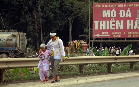 Nhọc nhằn đời phu đá - Kỳ 5: Mạng người trên núi đá - Ảnh 2. Nhọc nhằn đời phu đá - Kỳ 5: Mạng người trên núi đá - Ảnh 2.