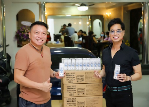 Danh ca Ngọc Sơn tặng 1000 chai nano bạc ITAMER - Ảnh 1. Danh ca Ngọc Sơn tặng 1000 chai nano bạc ITAMER - Ảnh 1.