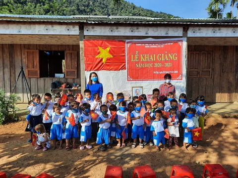 Học sinh Tăk Pổ đáng yêu, đeo khẩu trang trong lễ khai giảng - Ảnh 8. Học sinh Tăk Pổ đáng yêu, đeo khẩu trang trong lễ khai giảng - Ảnh 8.