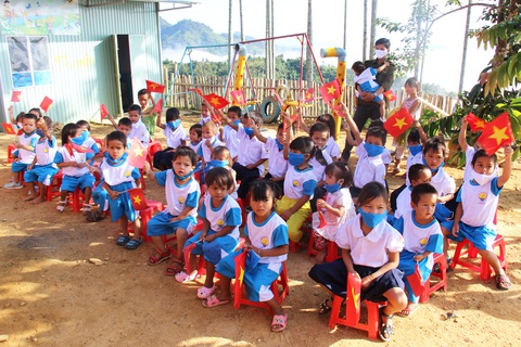 Học sinh Tăk Pổ đáng yêu, đeo khẩu trang trong lễ khai giảng - Ảnh 3. Học sinh Tăk Pổ đáng yêu, đeo khẩu trang trong lễ khai giảng - Ảnh 3.