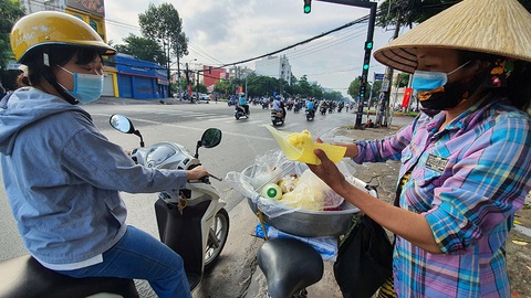 Hàng rong trĩu bước mưu sinh: Dè sẻn để qua ngày khó - Ảnh 1. Hàng rong trĩu bước mưu sinh: Dè sẻn để qua ngày khó - Ảnh 1.