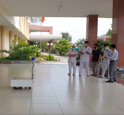 Thầy giáo trẻ chế robot thay người phục vụ khu cách ly điều trị bệnh nhân COVID-19 - Ảnh 2. Thầy giáo trẻ chế robot thay người phục vụ khu cách ly điều trị bệnh nhân COVID-19 - Ảnh 2.