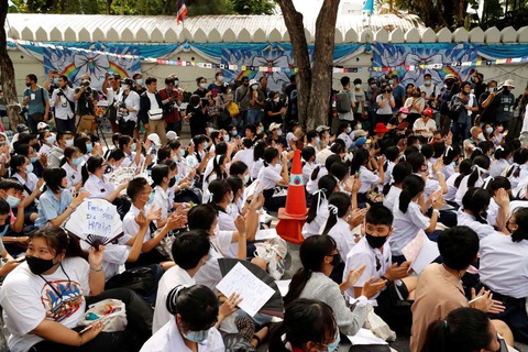 Hàng trăm học sinh, sinh viên Thái Lan biểu tình đòi cải cách giáo dục - Ảnh 2. Hàng trăm học sinh, sinh viên Thái Lan biểu tình đòi cải cách giáo dục - Ảnh 2.