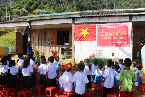 Học sinh Tăk Pổ đáng yêu, đeo khẩu trang trong lễ khai giảng - Ảnh 1. Học sinh Tăk Pổ đáng yêu, đeo khẩu trang trong lễ khai giảng - Ảnh 1.